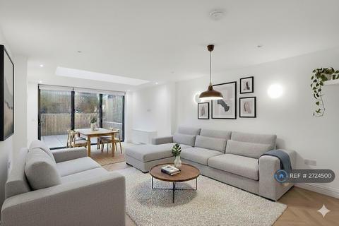 4 bedroom terraced house to rent, Ravensdale Gardens, London, SE19