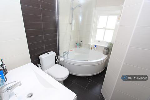 2 bedroom flat to rent, Heath Street, London, NW3