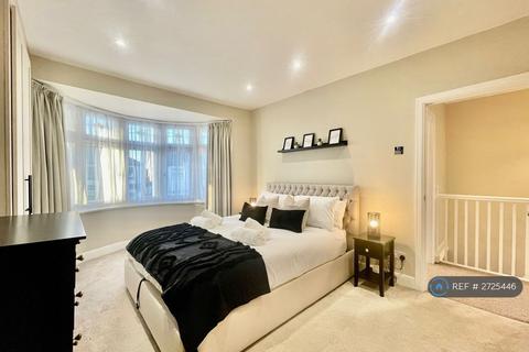 3 bedroom semi-detached house to rent, Devonshire Road, Hornchurch, RM12