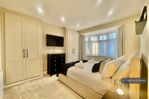 3 bedroom semi-detached house to rent, Devonshire Road, Hornchurch, RM12