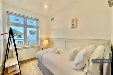 3 bedroom semi-detached house to rent, Devonshire Road, Hornchurch, RM12