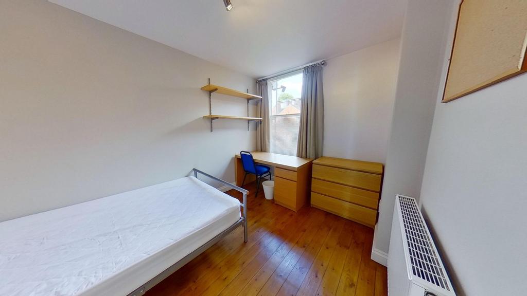Bright, tidy single bedroom with wooden floors,...