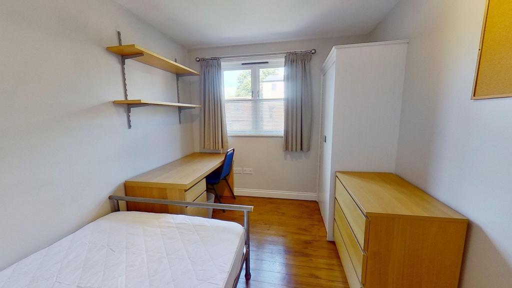 Bright, tidy single bedroom with wooden floors,...