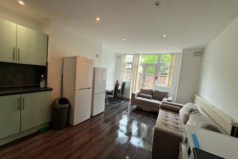 6 bedroom house to rent, Belgrave Avenue, Manchester M14