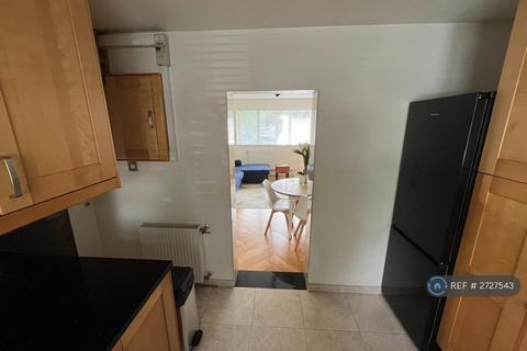 2 bedroom flat to rent, Crathorne House, London, N2