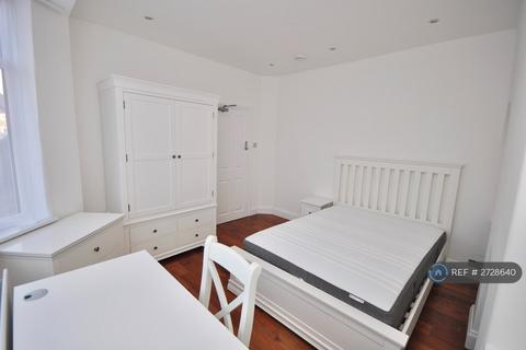 undefined, Dellfield Crescent, Uxbridge, UB8
