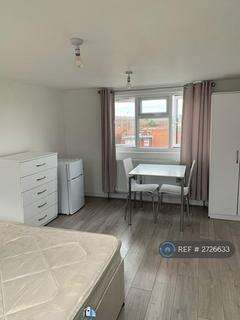 1 bedroom in a house share to rent, Crest Road, London, NW2