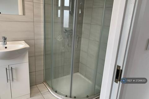 1 bedroom in a house share to rent, Crest Road, London, NW2