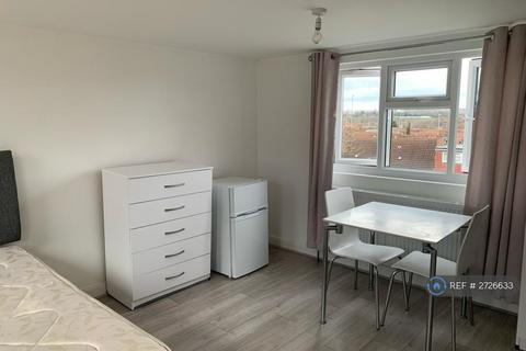 1 bedroom in a house share to rent, Crest Road, London, NW2