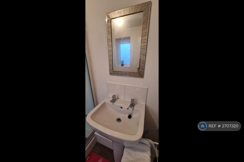 1st Floor Ensuit Bathroom 1/2