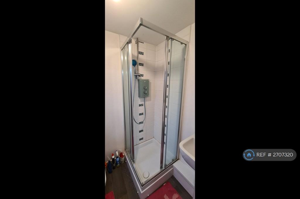 1st Floor Ensuit Bathroom-2/2