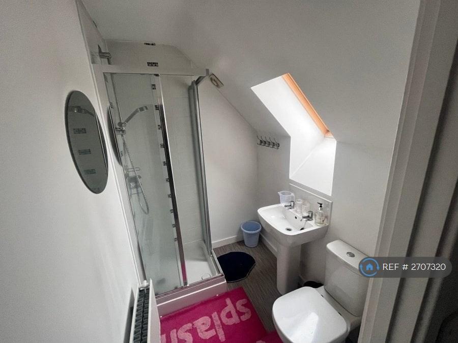 2nd Floor Ensuit Bathroom