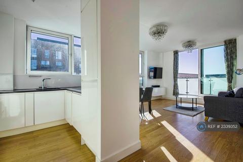 3 bedroom flat to rent, Navigation Court, London, E16