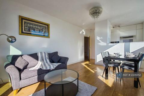3 bedroom flat to rent, Navigation Court, London, E16
