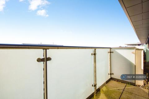 3 bedroom flat to rent, Navigation Court, London, E16