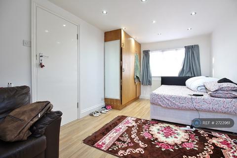 3 bedroom maisonette to rent, Laburnum Grove, Hounslow, TW3