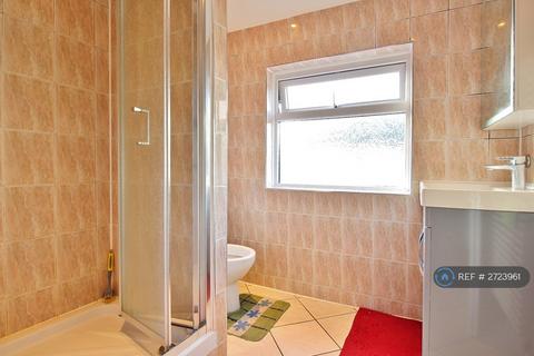 3 bedroom maisonette to rent, Laburnum Grove, Hounslow, TW3
