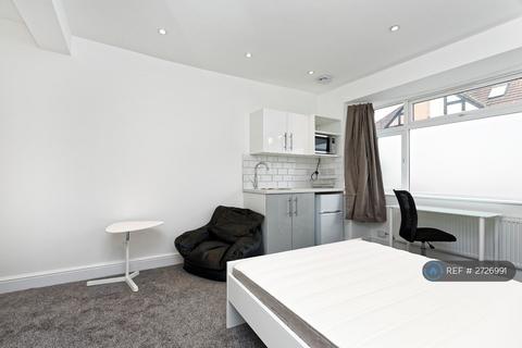 1 bedroom in a house share to rent, Tiverton Road, Hounslow, TW3