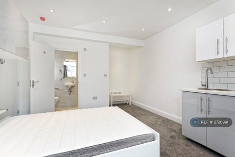 1 bedroom in a house share to rent, Tiverton Road, Hounslow, TW3