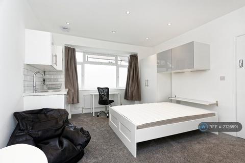 1 bedroom in a house share to rent, Tiverton Road, Hounslow, TW3
