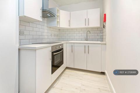 1 bedroom in a house share to rent, Tiverton Road, Hounslow, TW3