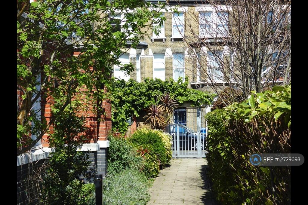 The Apartment Overlooks The Pedestrian Gate