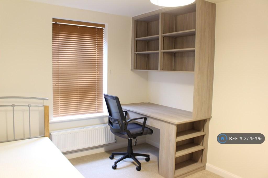 Master Bedroom En-Suite Study/Office Corner