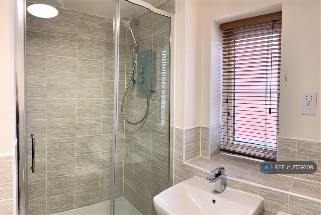 En-Suite Bathroom Bedroom 1