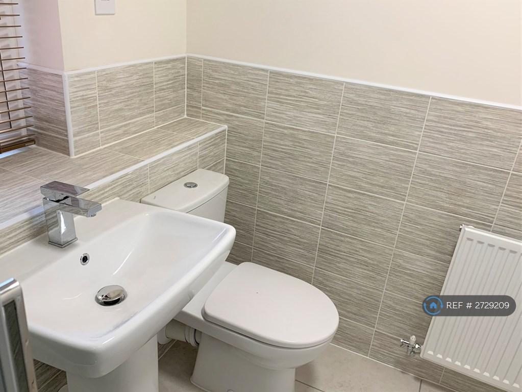 En-Suite Bathroom b Bedroom 1