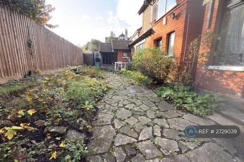 1 bedroom in a flat share to rent, Bromley Road, Bromley, BR2