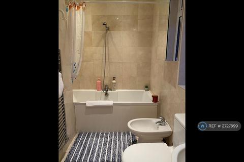 1 bedroom in a house share to rent, The Ridings, London, W5