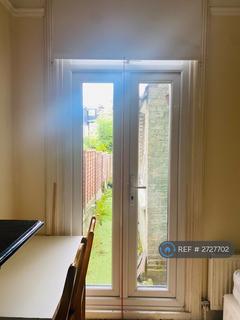 1 bedroom in a house share to rent, Warham Road, London, N4