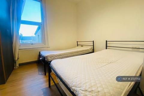 1 bedroom in a house share to rent, Warham Road, London, N4