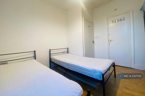 1 bedroom in a house share to rent, Warham Road, London, N4