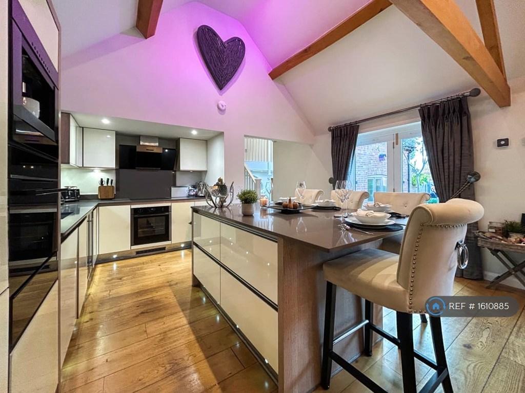 Shared Kitchen / Dinning