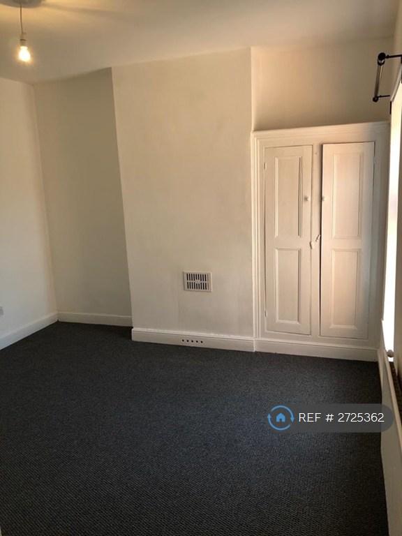 Middle Bedroom - Fitted Wardrobe