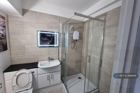 1 bedroom in a flat share to rent, Plantation Wharf, London, SW11