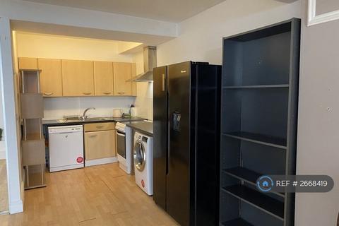 1 bedroom in a flat share to rent, Plantation Wharf, London, SW11