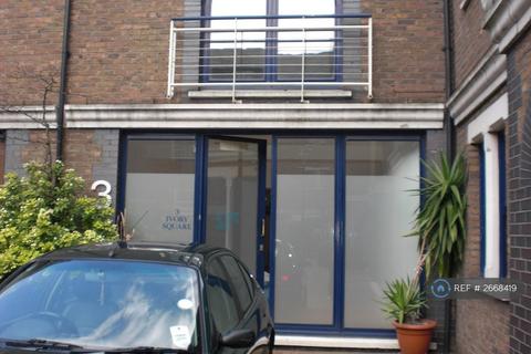1 bedroom in a flat share to rent, Plantation Wharf, London, SW11