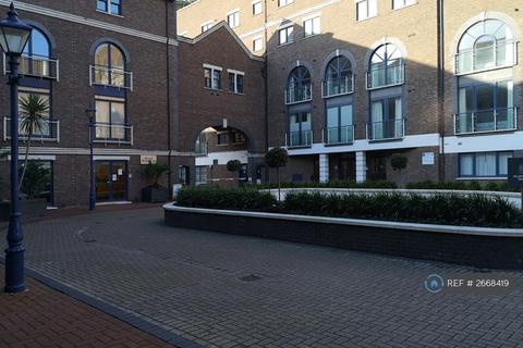 1 bedroom in a flat share to rent, Plantation Wharf, London, SW11