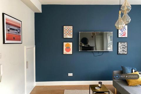 2 bedroom flat to rent, College Place, London, NW1