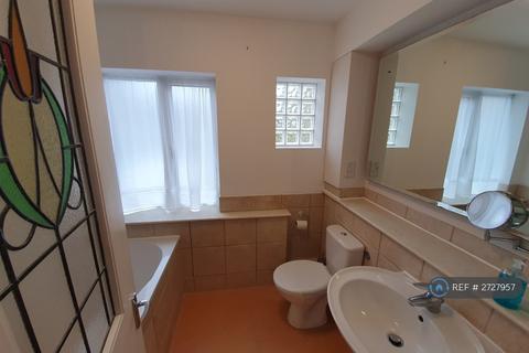 1 bedroom in a house share to rent, Fairfield Crescent, Edgware, HA8