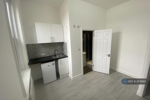 1 bedroom in a flat share to rent, Staplehurst Road, London, SE13