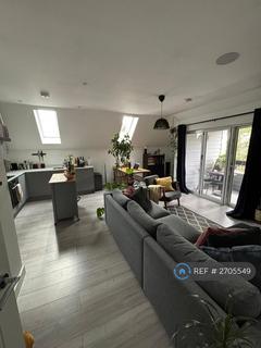 2 bedroom flat to rent, South Drive, Coulsdon, CR5