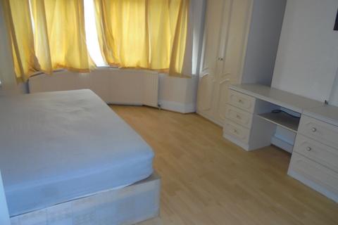 3 bedroom end of terrace house for sale, Dawlish Drive, Ilford, Essex, IG3