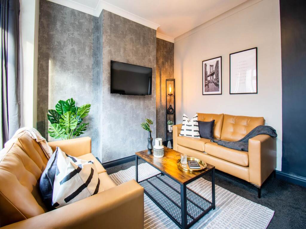 1 bed flat to rent Stagbury Ave, London CR5