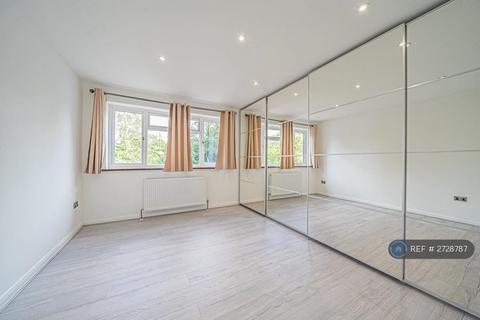 3 bedroom detached house to rent, Trumpsgreen Road, Virginia Water, GU25