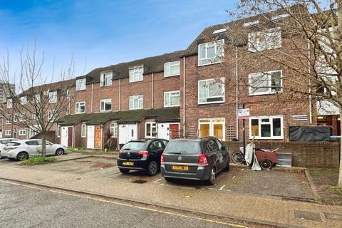 2 bedroom flat to rent, Fawcett Close, London SW11