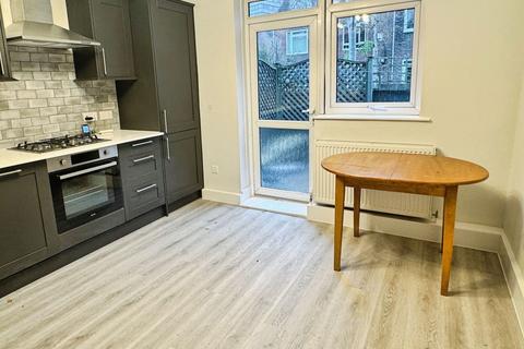 2 bedroom flat to rent, Fawcett Close, London SW11