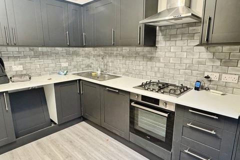 2 bedroom flat to rent, Fawcett Close, London SW11